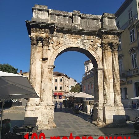 Roman Arch- Low Budget Doublebed Room In Top Center PUY 외부 사진