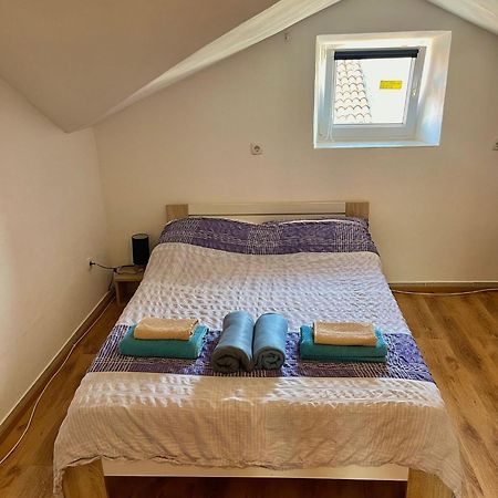 Roman Arch- Low Budget Doublebed Room In Top Center PUY 외부 사진
