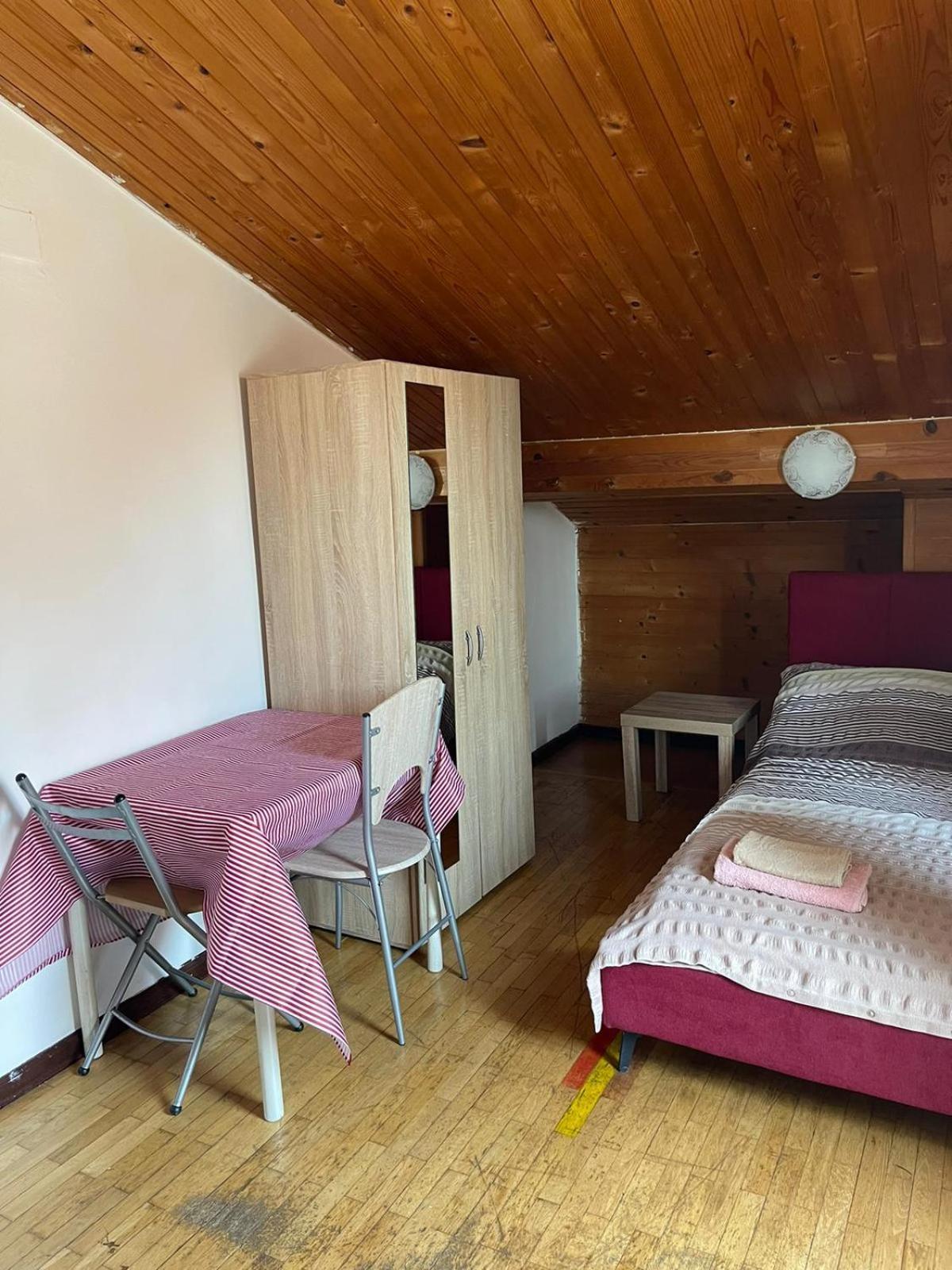 Roman Arch- Low Budget Doublebed Room In Top Center PUY 외부 사진