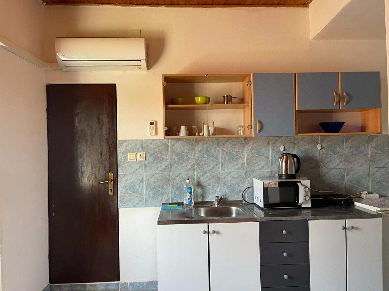Roman Arch- Low Budget Doublebed Room In Top Center PUY 외부 사진