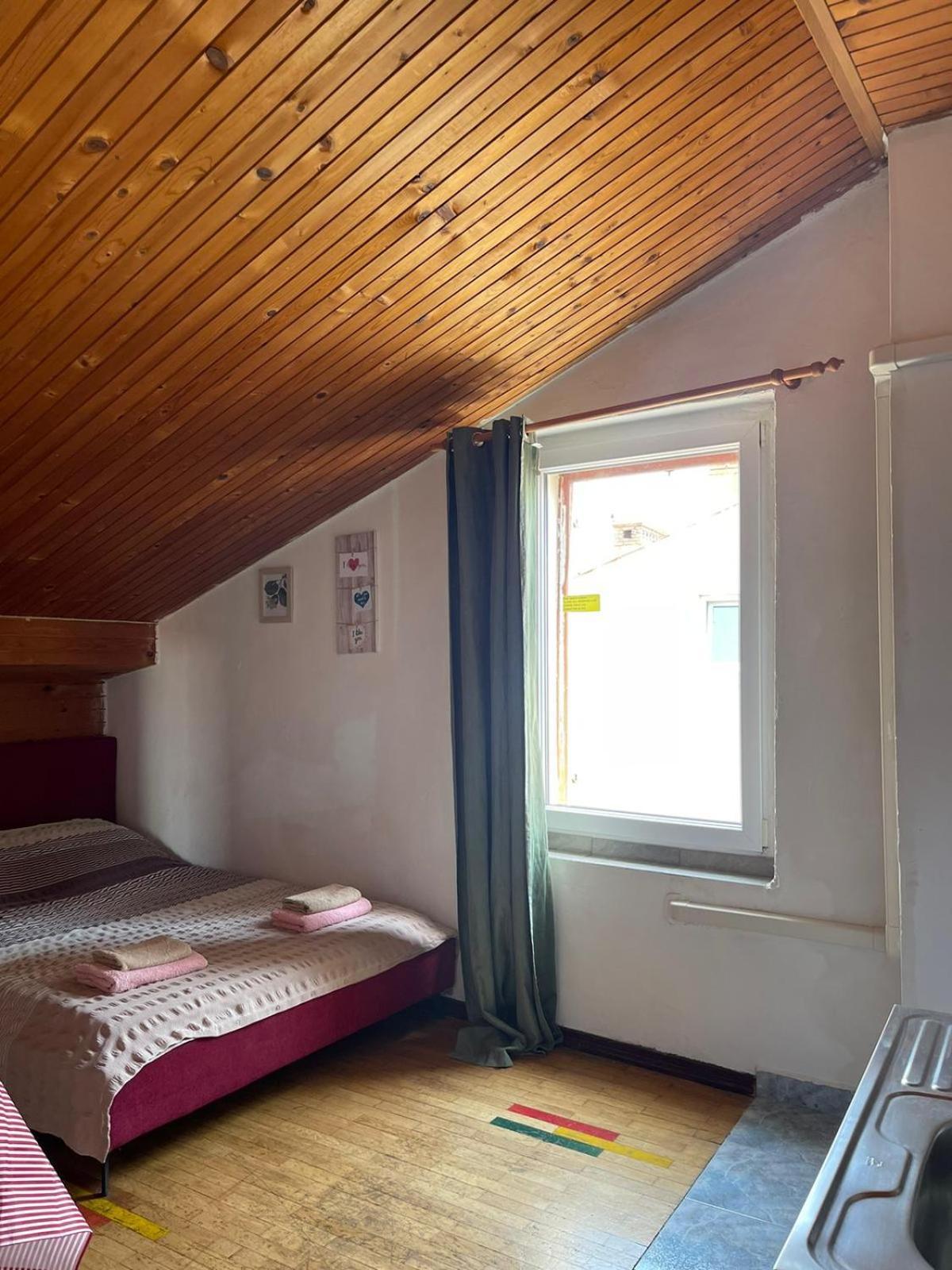 Roman Arch- Low Budget Doublebed Room In Top Center PUY 외부 사진