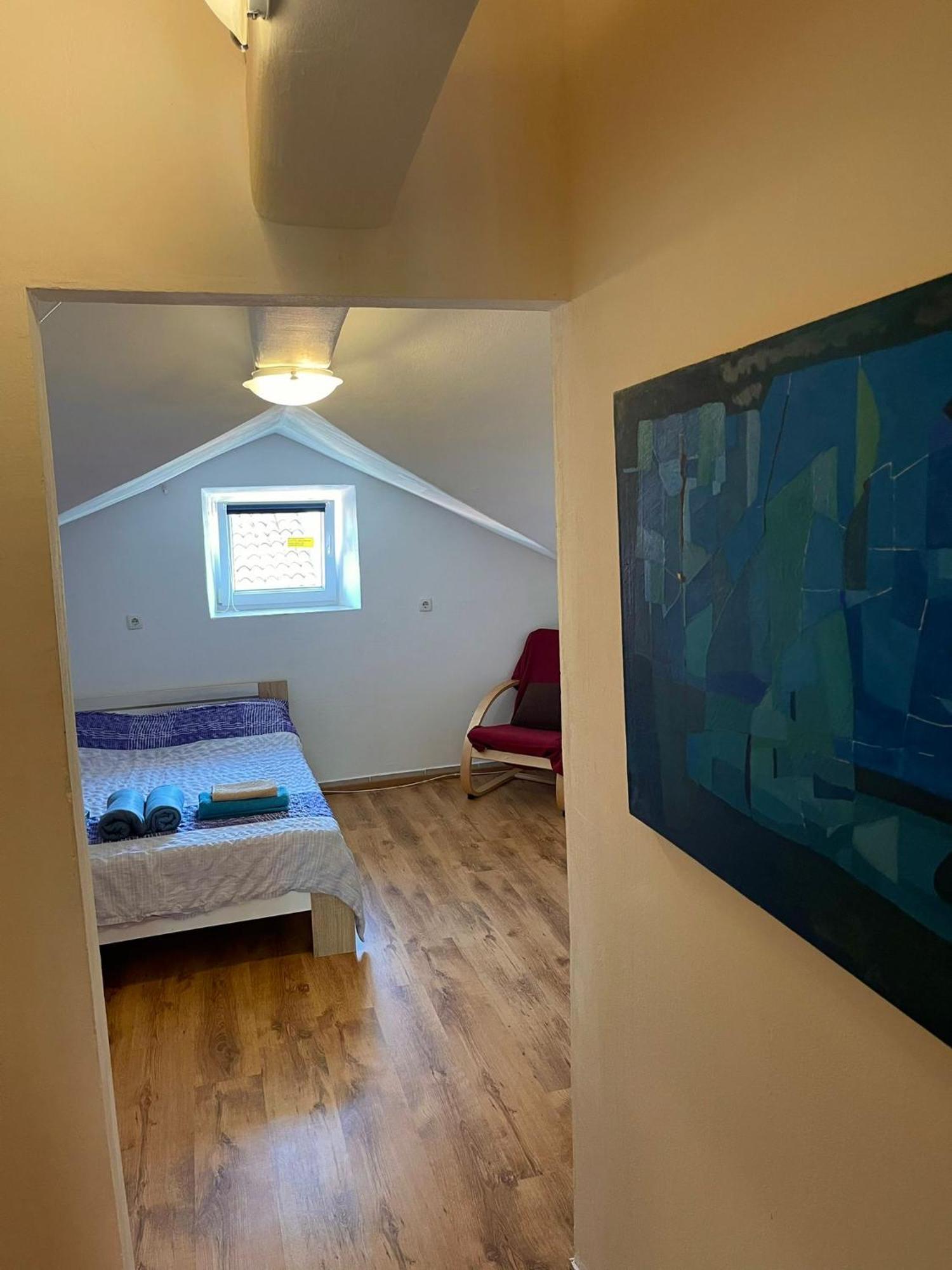 Roman Arch- Low Budget Doublebed Room In Top Center PUY 외부 사진