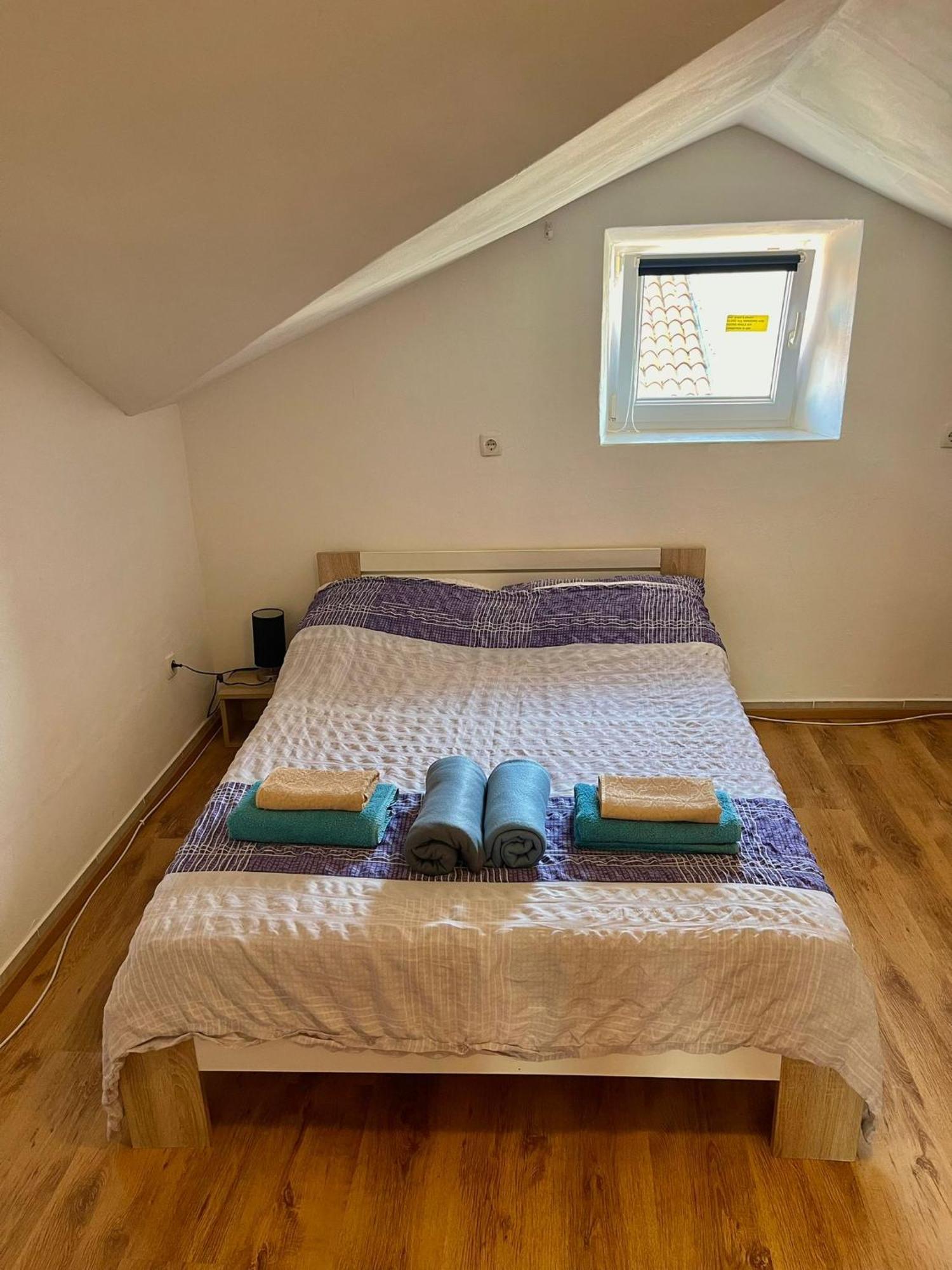 Roman Arch- Low Budget Doublebed Room In Top Center PUY 외부 사진