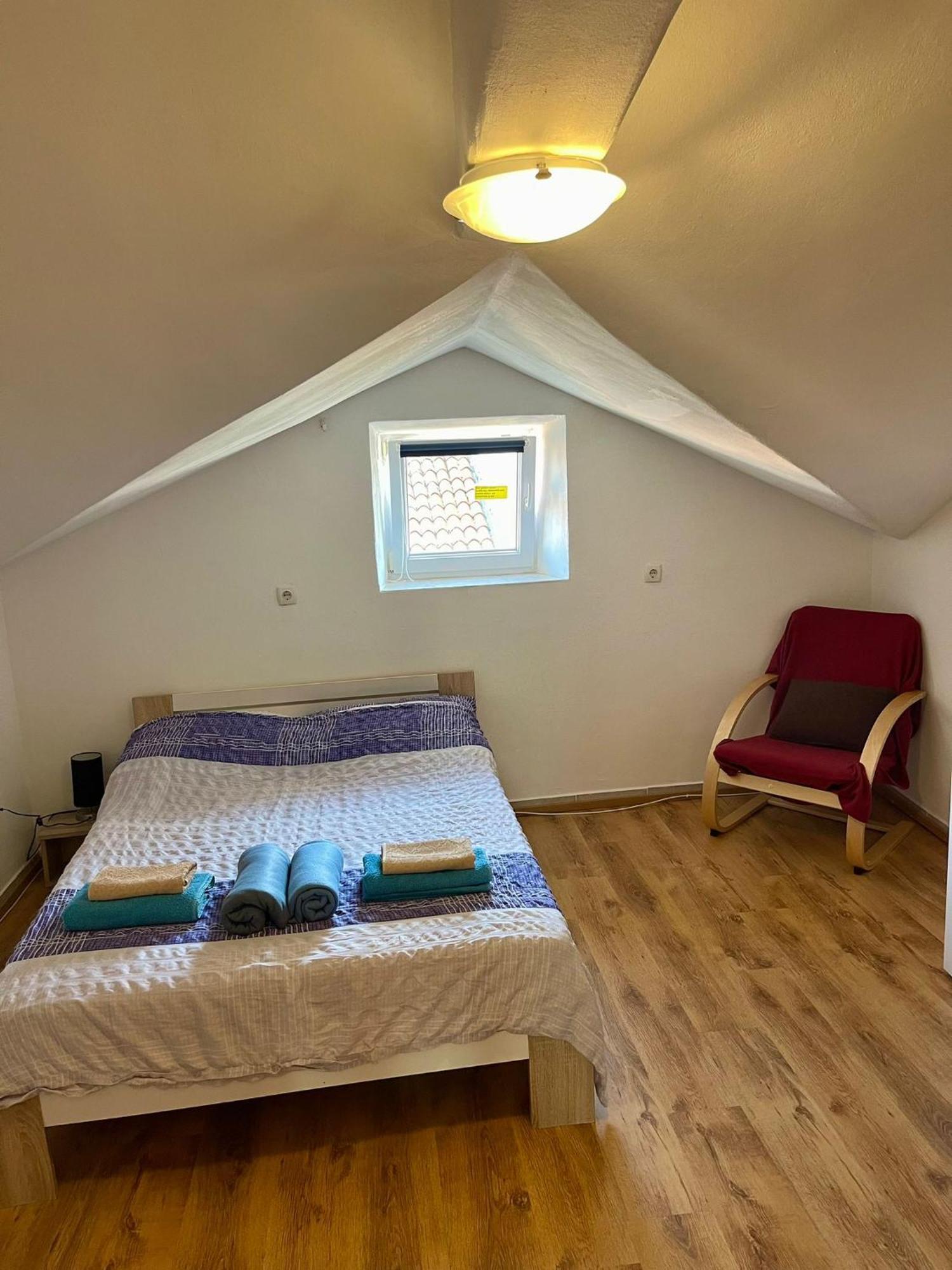 Roman Arch- Low Budget Doublebed Room In Top Center PUY 외부 사진
