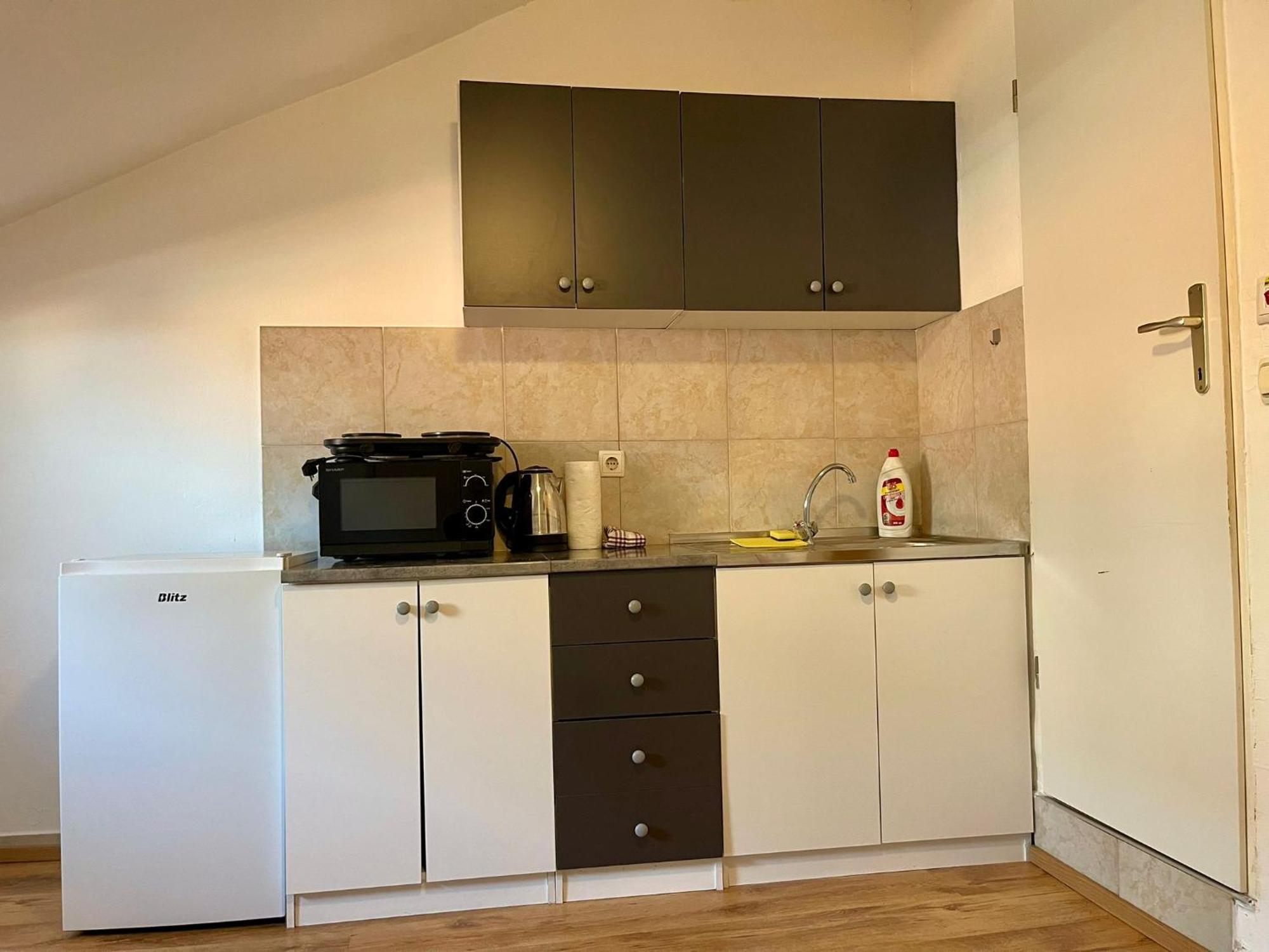 Roman Arch- Low Budget Doublebed Room In Top Center PUY 외부 사진
