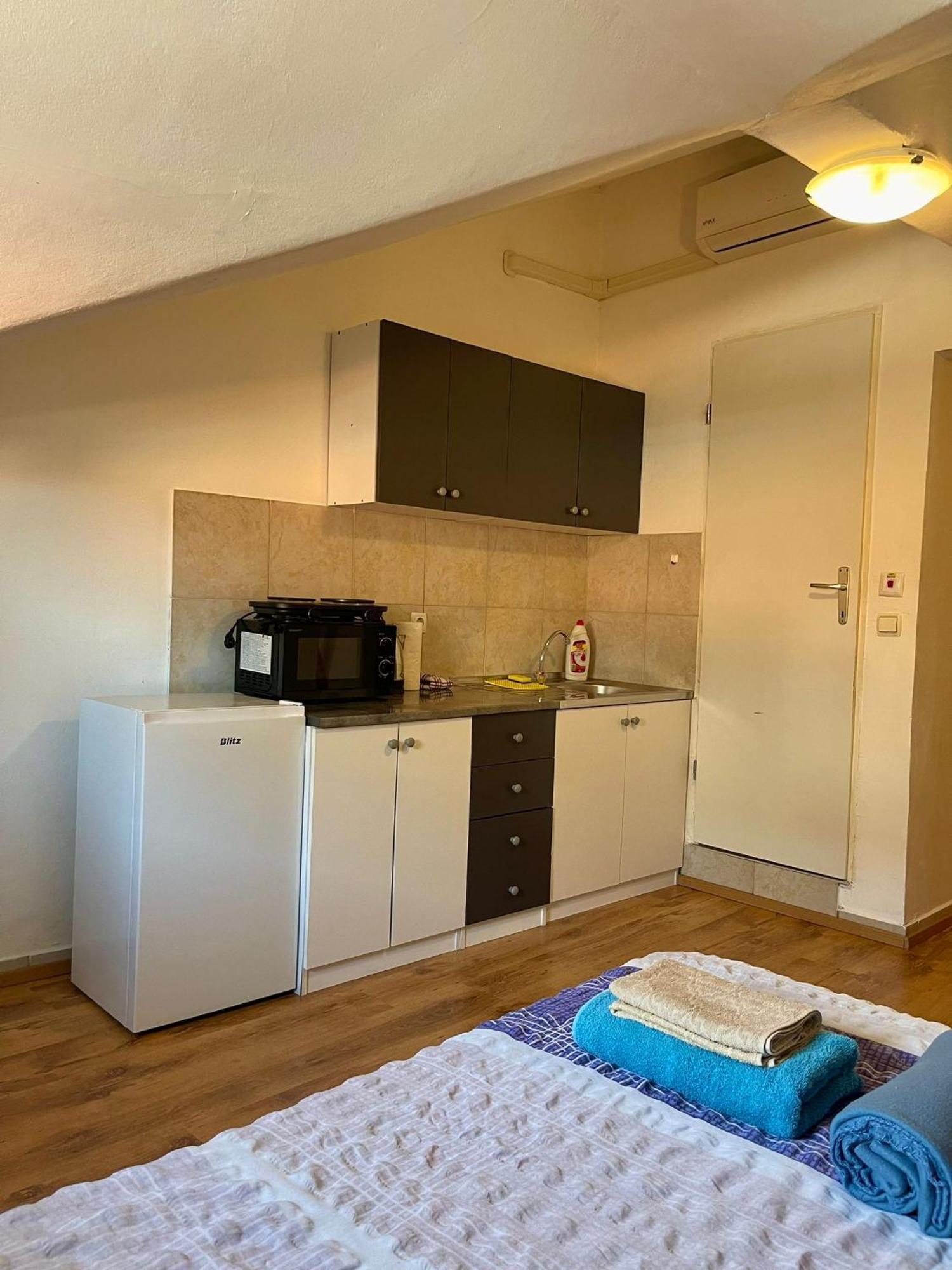 Roman Arch- Low Budget Doublebed Room In Top Center PUY 외부 사진